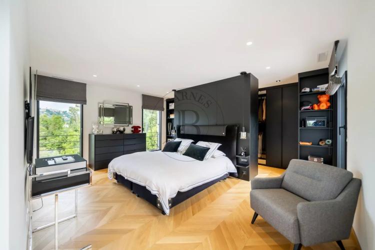 MOUGINS – SUPERBE VILLA MODERNE – DOMAINE FERMÉ
