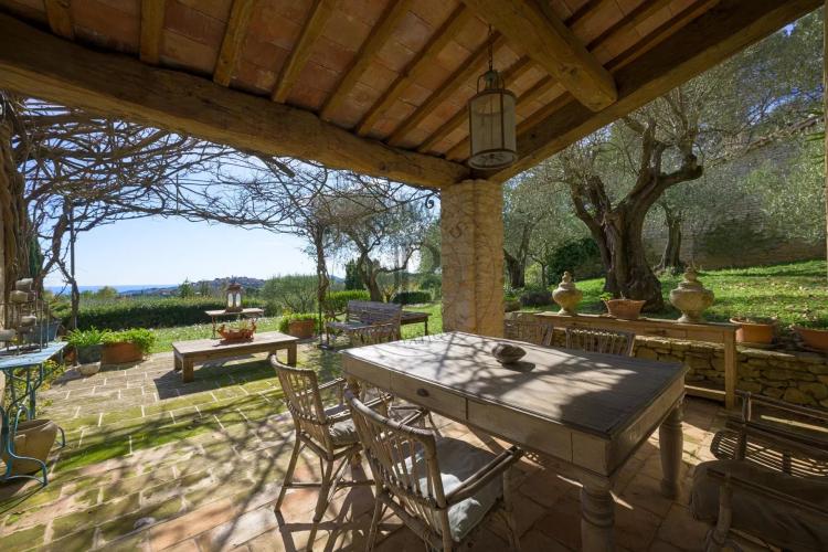 MOUGINS - DOMAINE AVEC BASTIDES PROVENÇALES - VUE VILLAGE ET MER