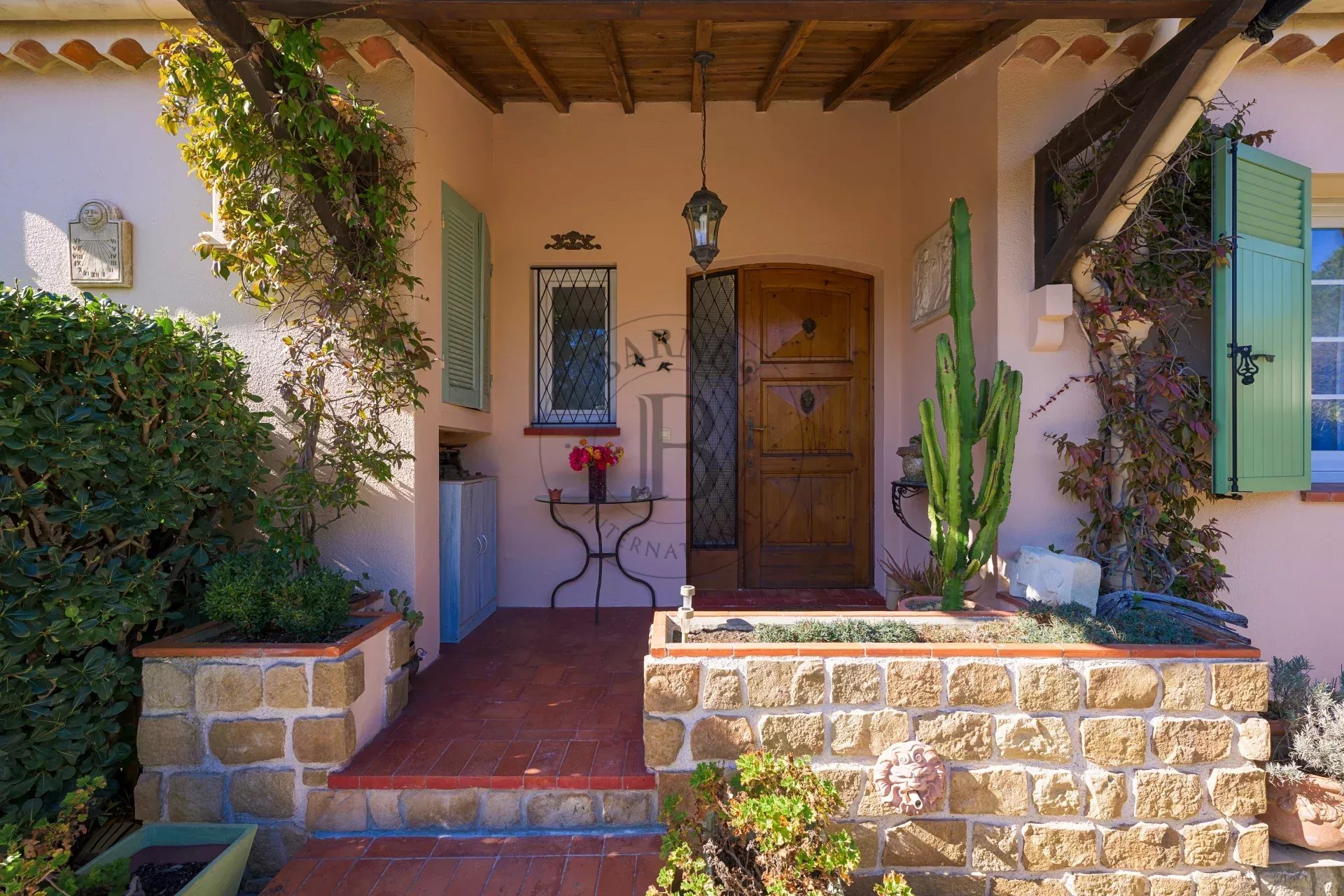 MOUGINS - VILLA FAMILIALE - PROCHE DU GOLF ET DE L'ETANG