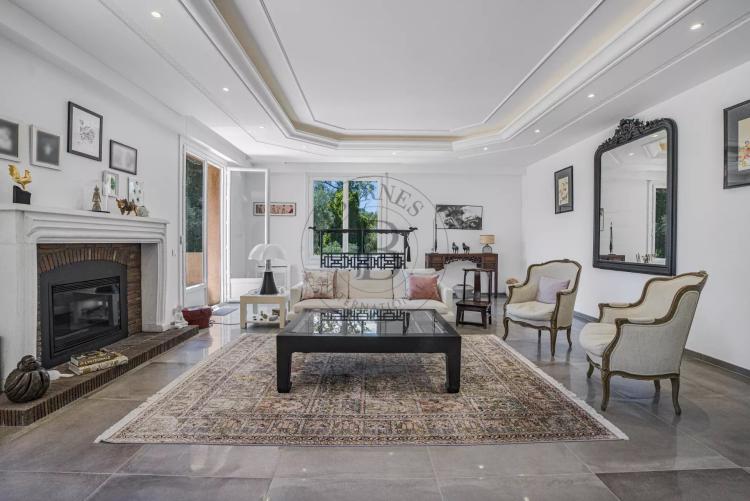 MOUGINS - GRANDE VILLA À PIED DES COMMERCES