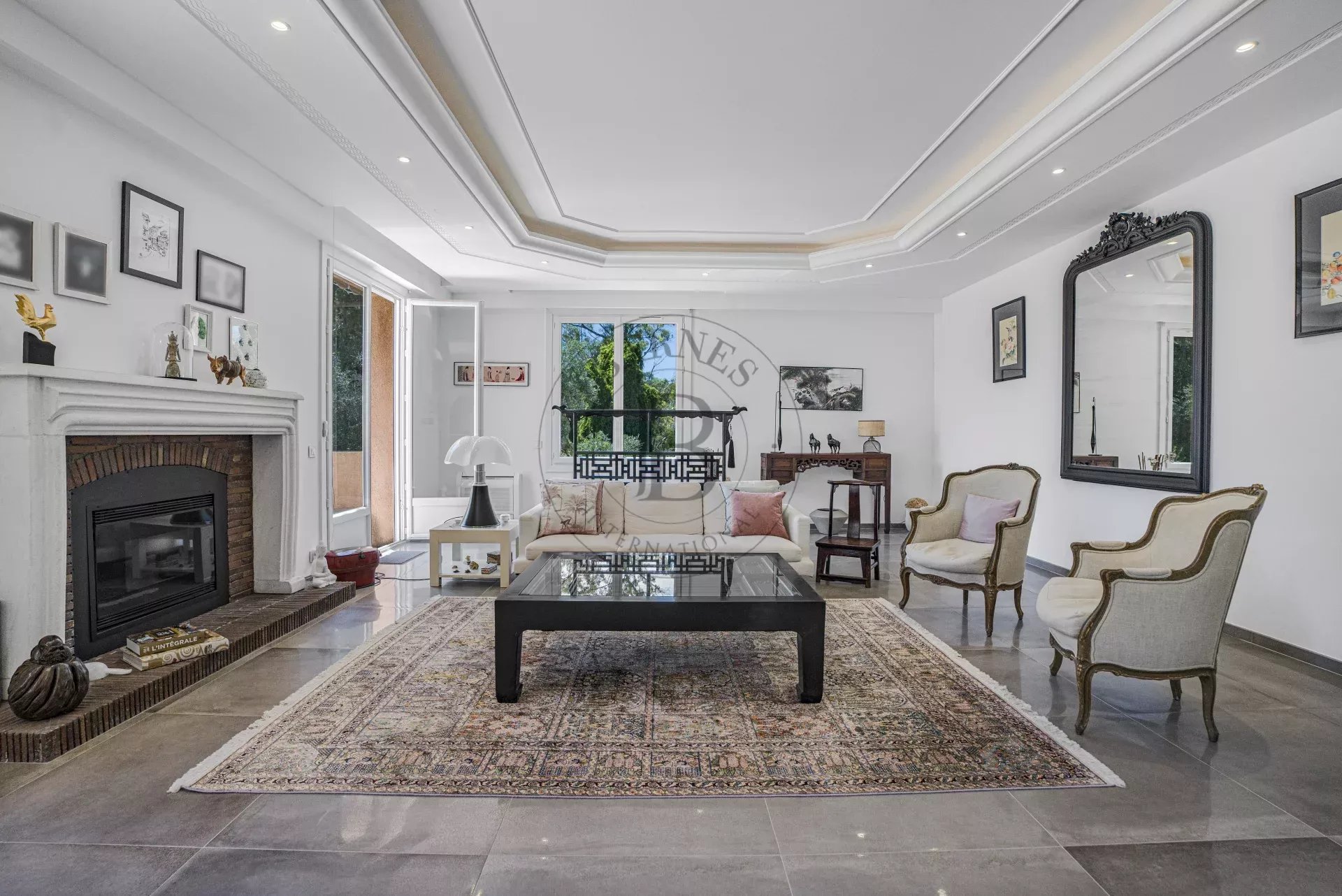 MOUGINS - GRANDE VILLA À PIED DES COMMERCES