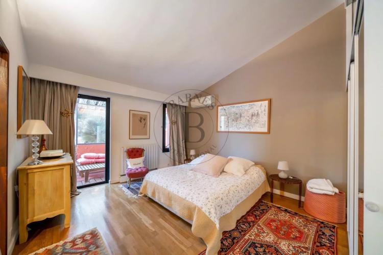 MOUGINS - VILLA ATYPIQUE - VUE MER