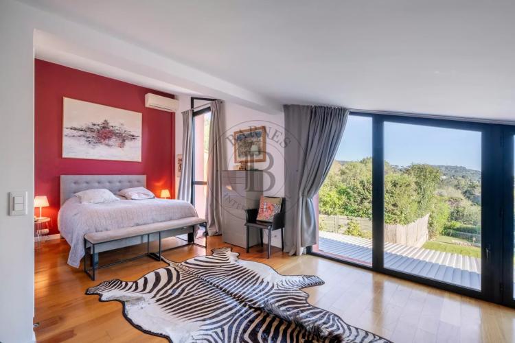 MOUGINS - VILLA ATYPIQUE - VUE MER