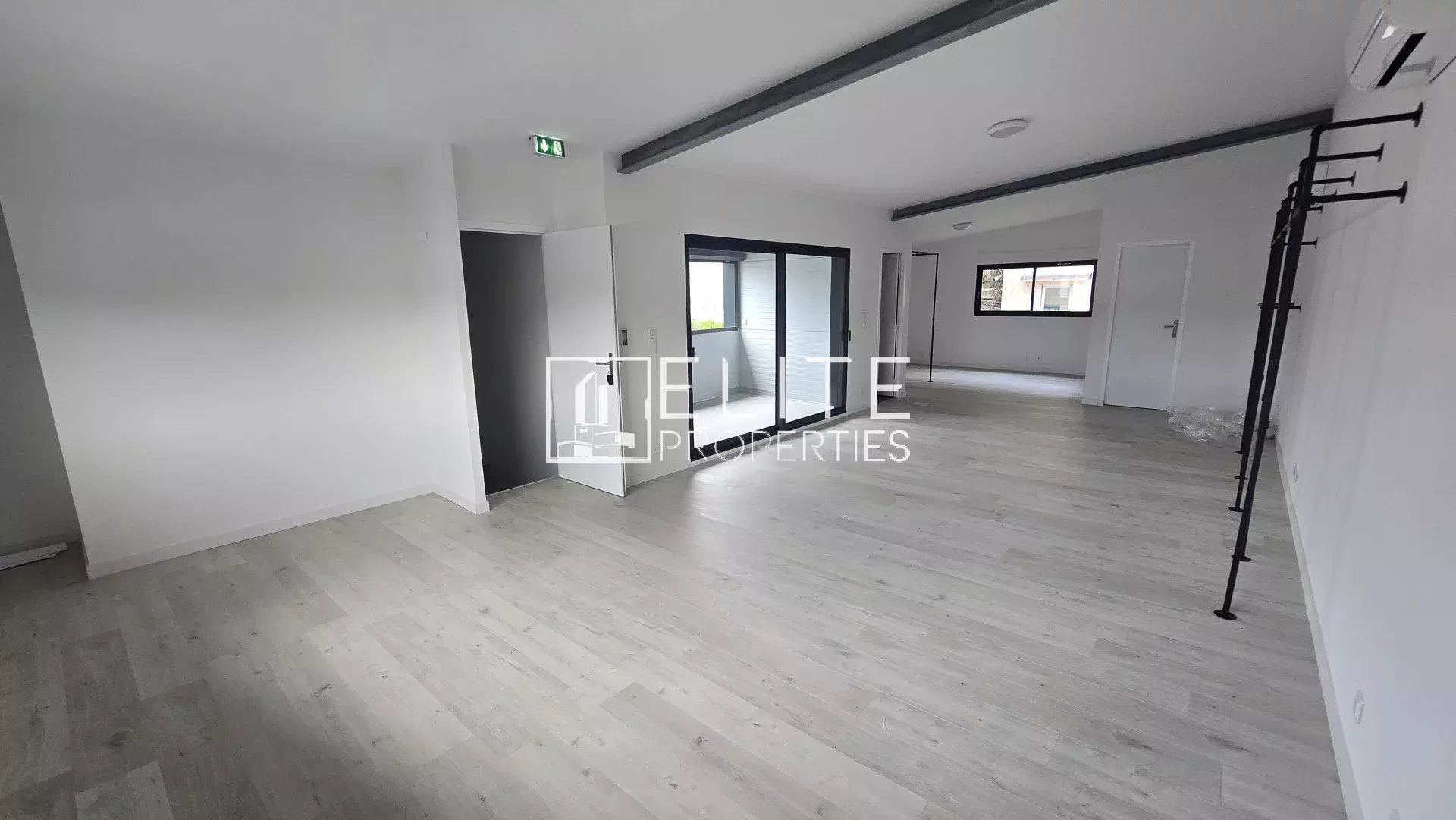 LOCAL COMMERCIAL DE 83m² + PARKINGS MOUGINS