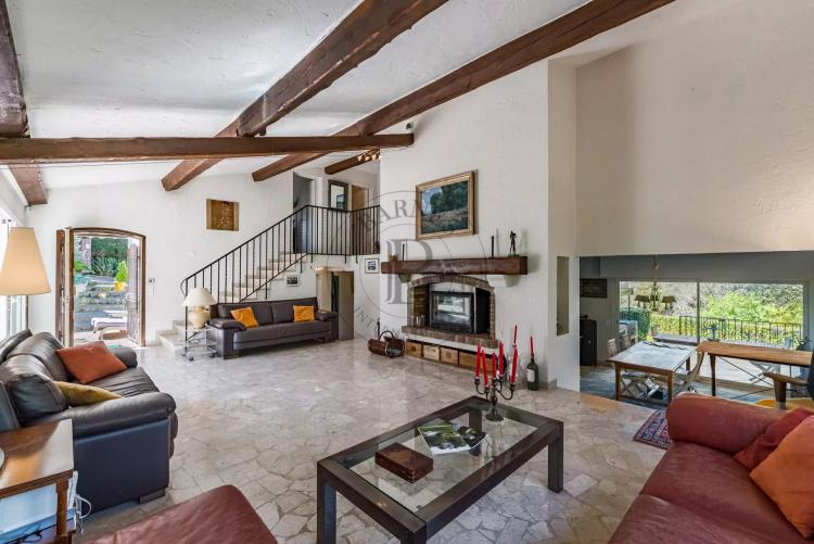 MOUGINS – VILLA FAMILIALE – DOMAINE SÉCURISÉ