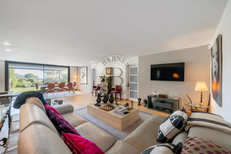 MOUGINS - VILLA ATYPIQUE - VUE MER