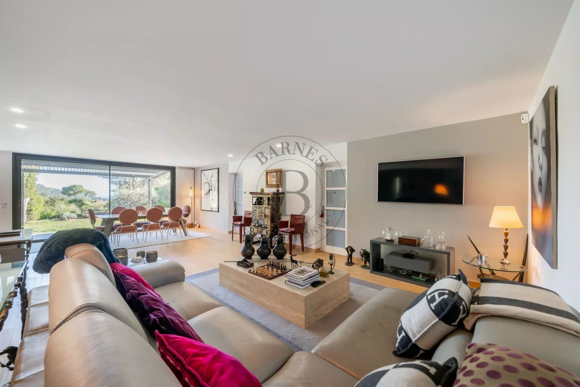 MOUGINS - VILLA ATYPIQUE - VUE MER