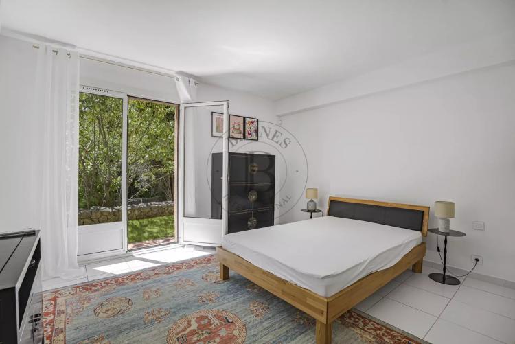 MOUGINS - GRANDE VILLA À PIED DES COMMERCES
