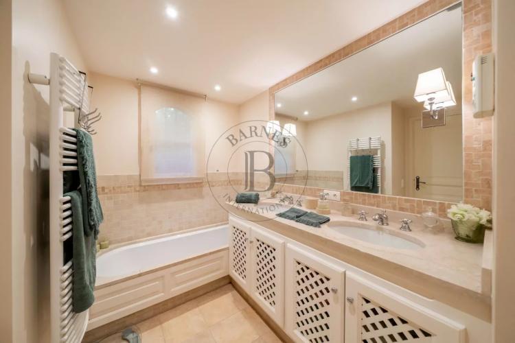 MOUGINS - VILLA PROVENCALE - A PIED DU VILLAGE