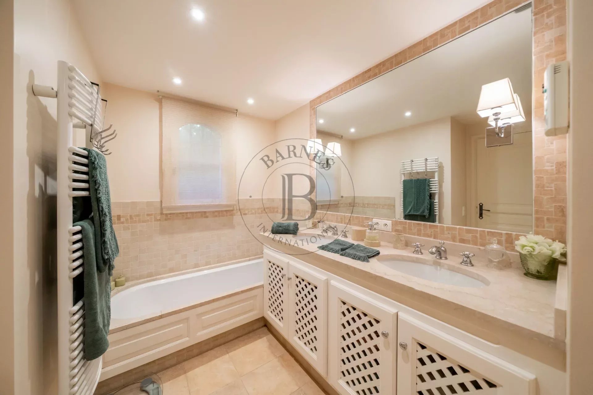 MOUGINS - VILLA PROVENCALE - A PIED DU VILLAGE