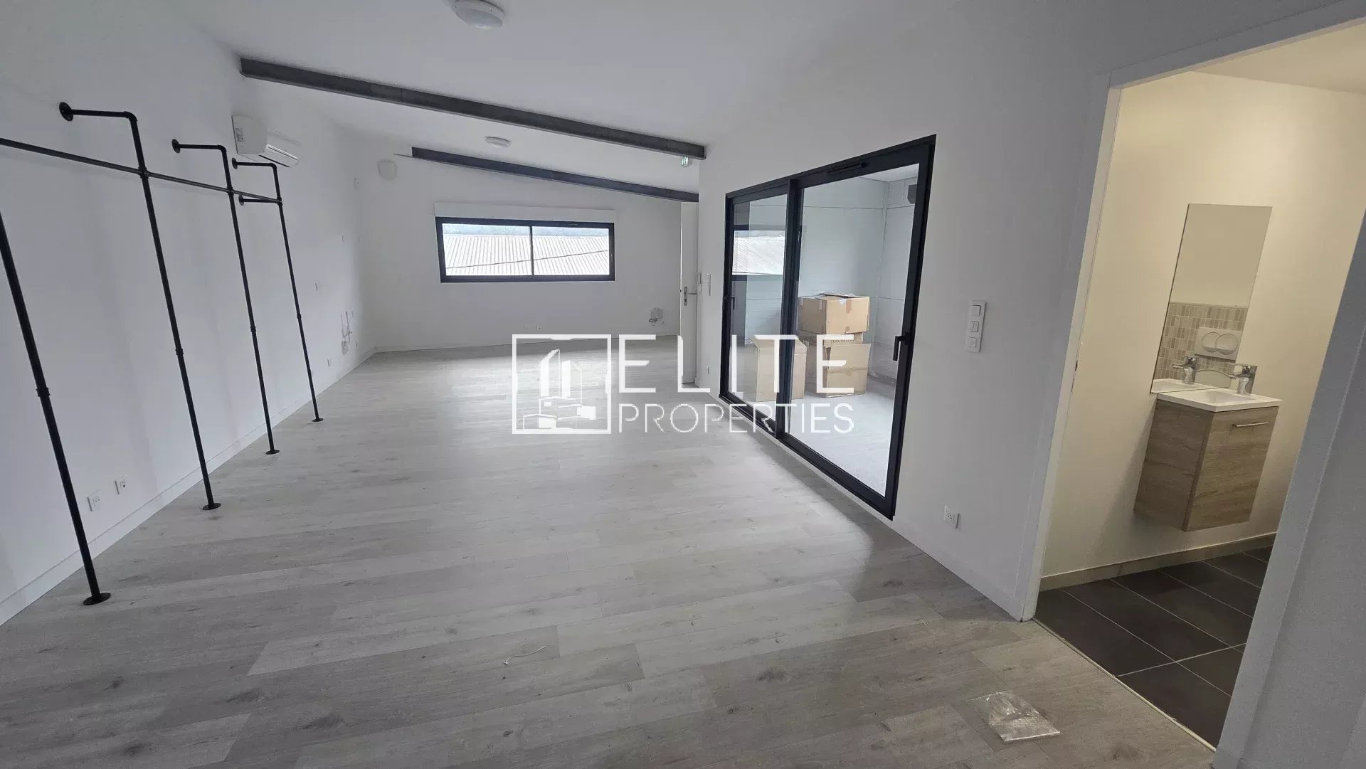 LOCAL COMMERCIAL DE 83m² + PARKINGS MOUGINS