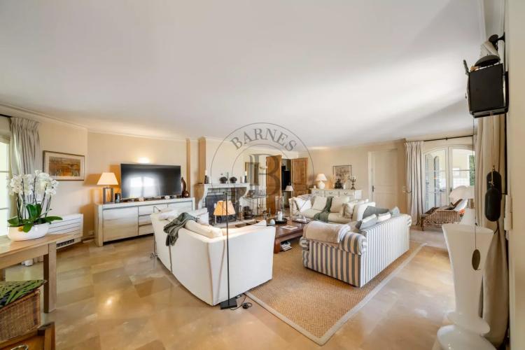 MOUGINS - VILLA PROVENCALE - A PIED DU VILLAGE
