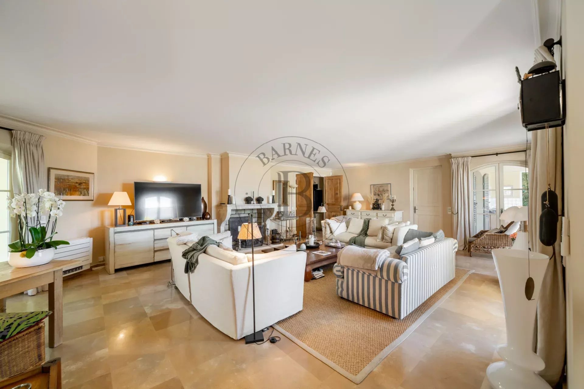 MOUGINS - VILLA PROVENCALE - A PIED DU VILLAGE
