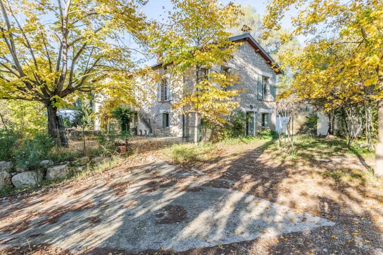 MOUGINS - PROPRIÉTÉ EN PIERRE FIN XIXᵉ – CALME ABSOLU