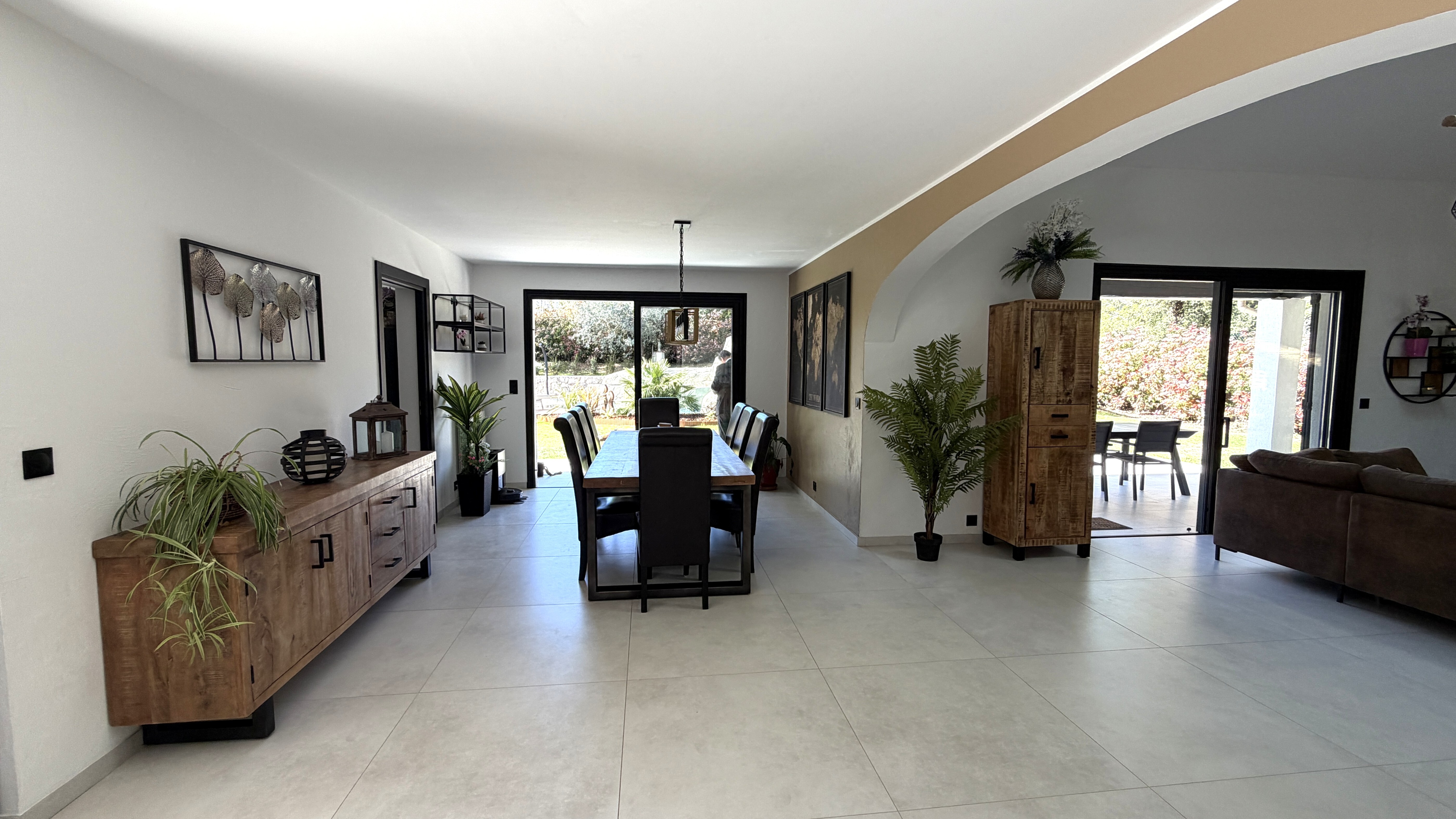 Roquefort-les-Pins – Villa rénovée de 208 m² avec piscine chauffée et jardin