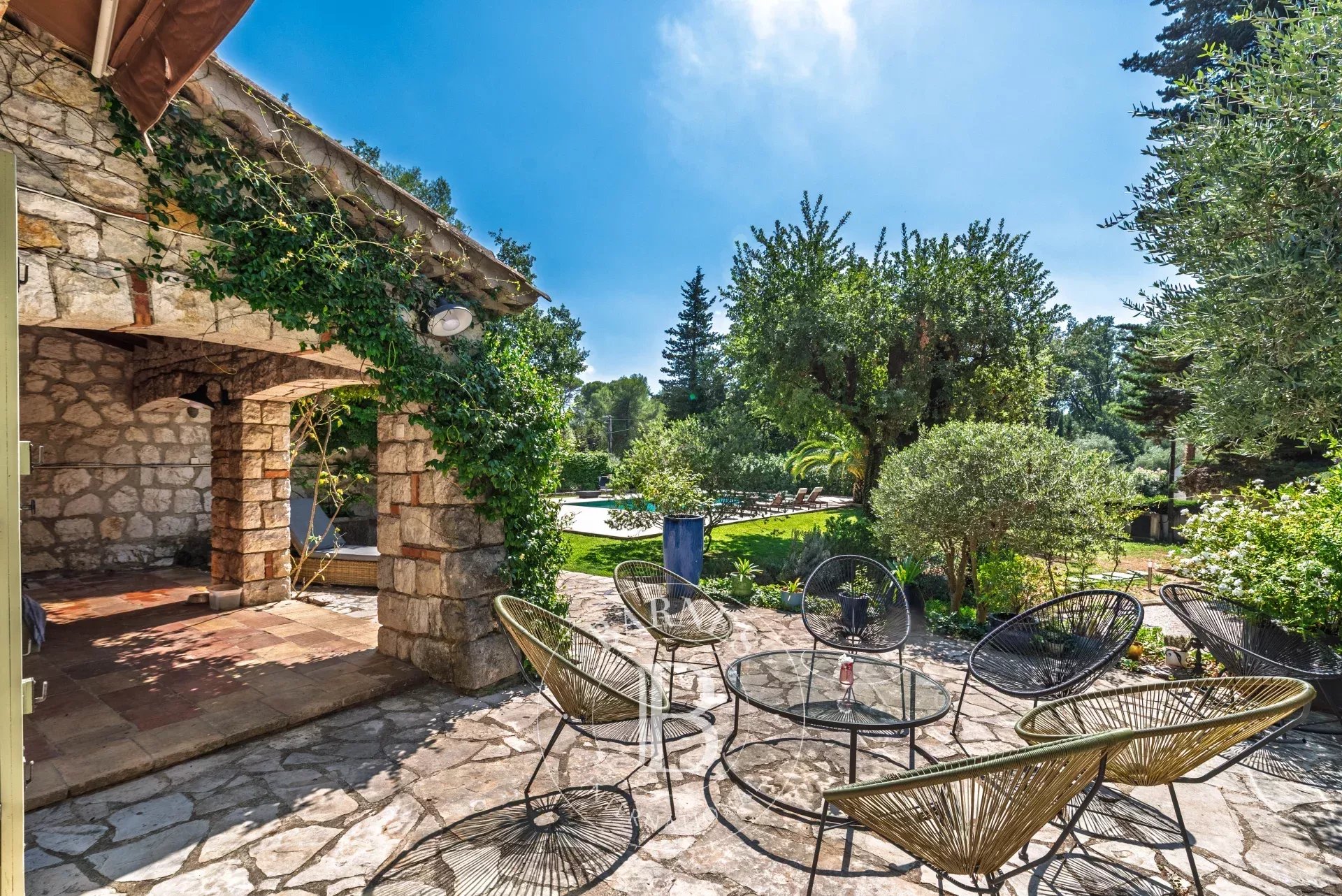 Roquefort-les-Pins - Villa familiale de caractère à pied des commodités