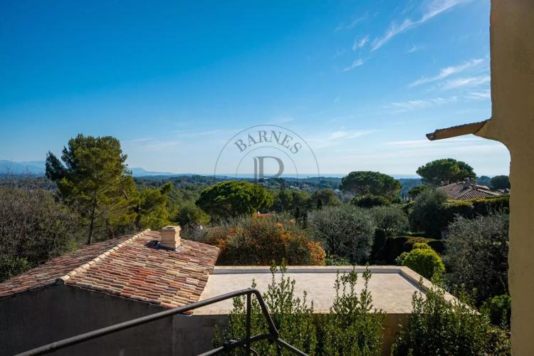 PROCHE MOUGINS - DOMAINE SÉCURISÉ - VUE MER PANORAMIQUE