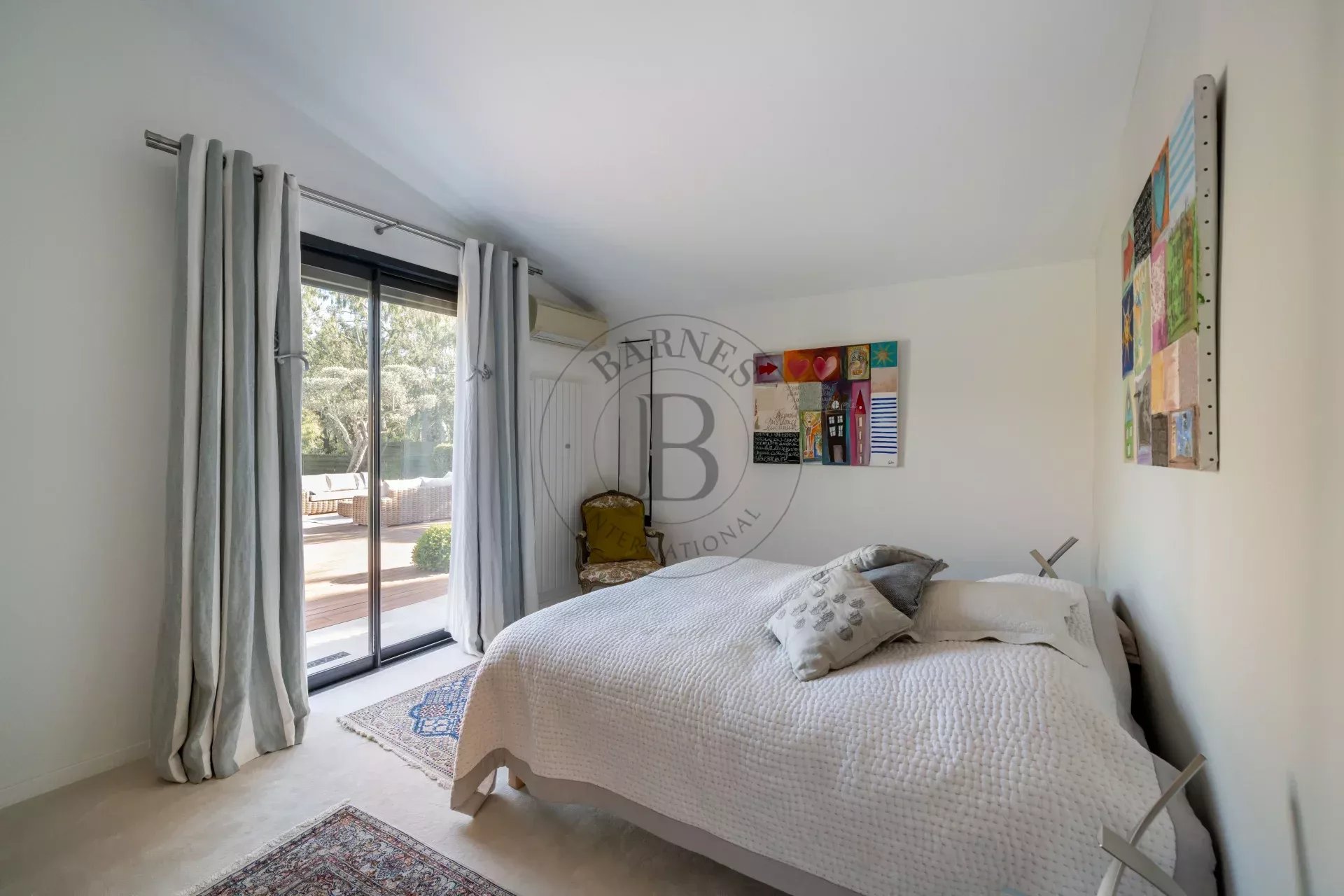 MOUGINS - VILLA ATYPIQUE - VUE MER