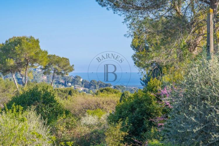MOUGINS - VILLA ATYPIQUE - VUE MER