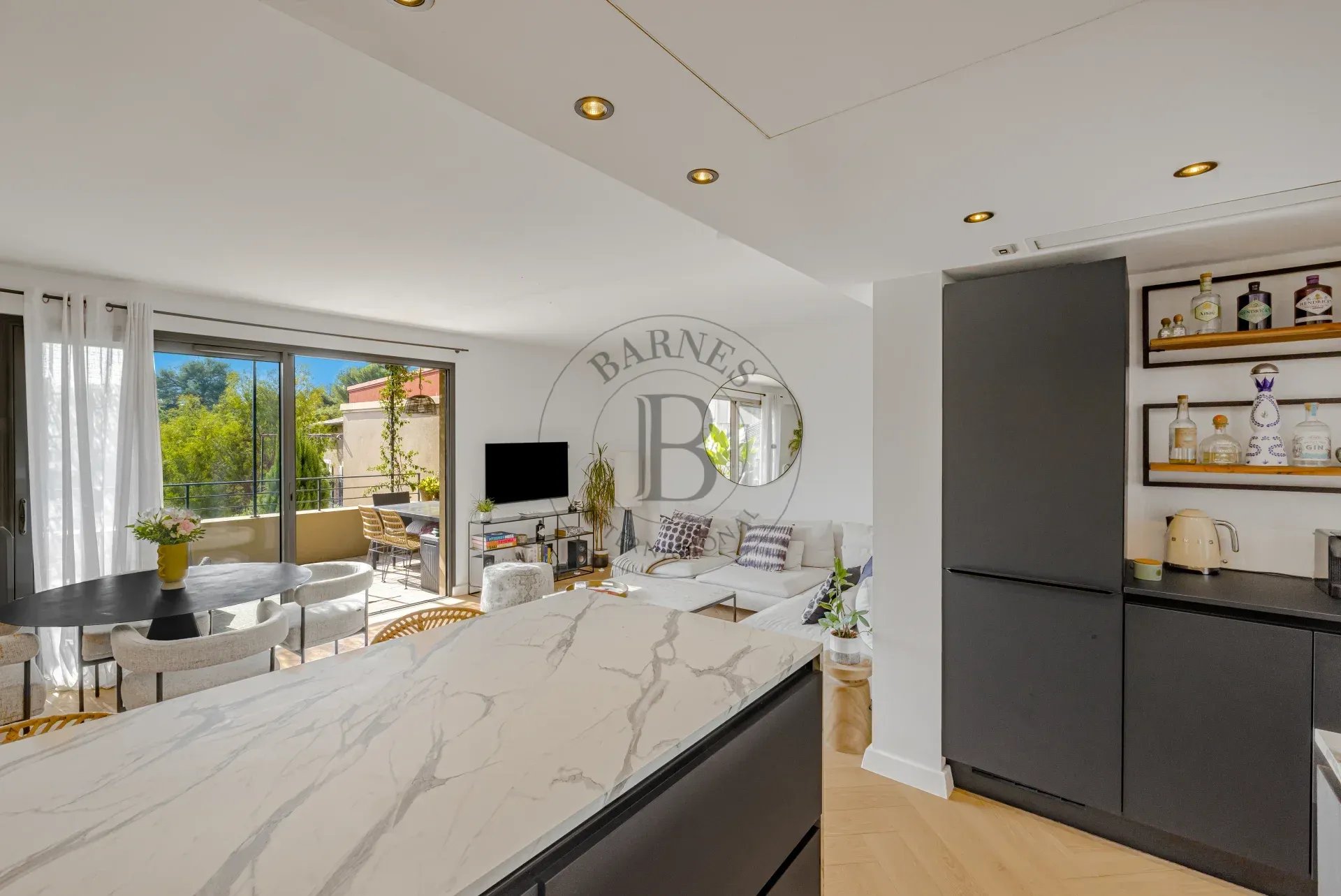 APPARTEMENT - 3 PIECES - DERNIER ETAGE - TERASSE - PISCINE
