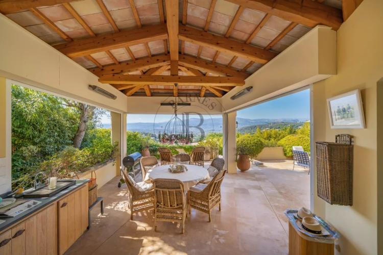 MOUGINS - VILLA PROVENCALE - A PIED DU VILLAGE