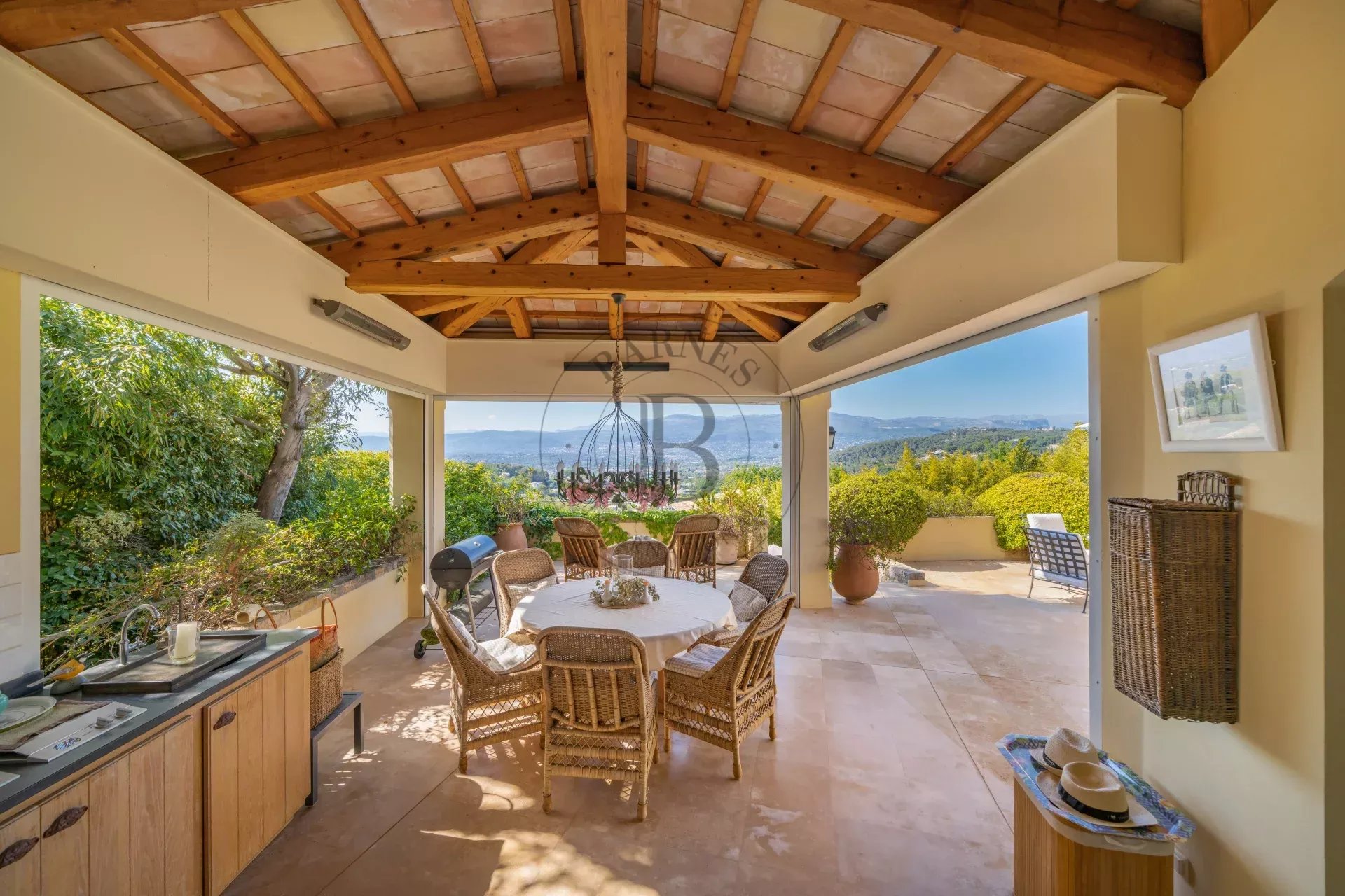 MOUGINS - VILLA PROVENCALE - A PIED DU VILLAGE