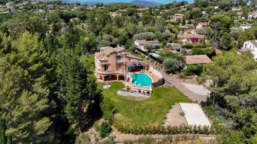 MOUGINS - GRANDE VILLA À PIED DES COMMERCES
