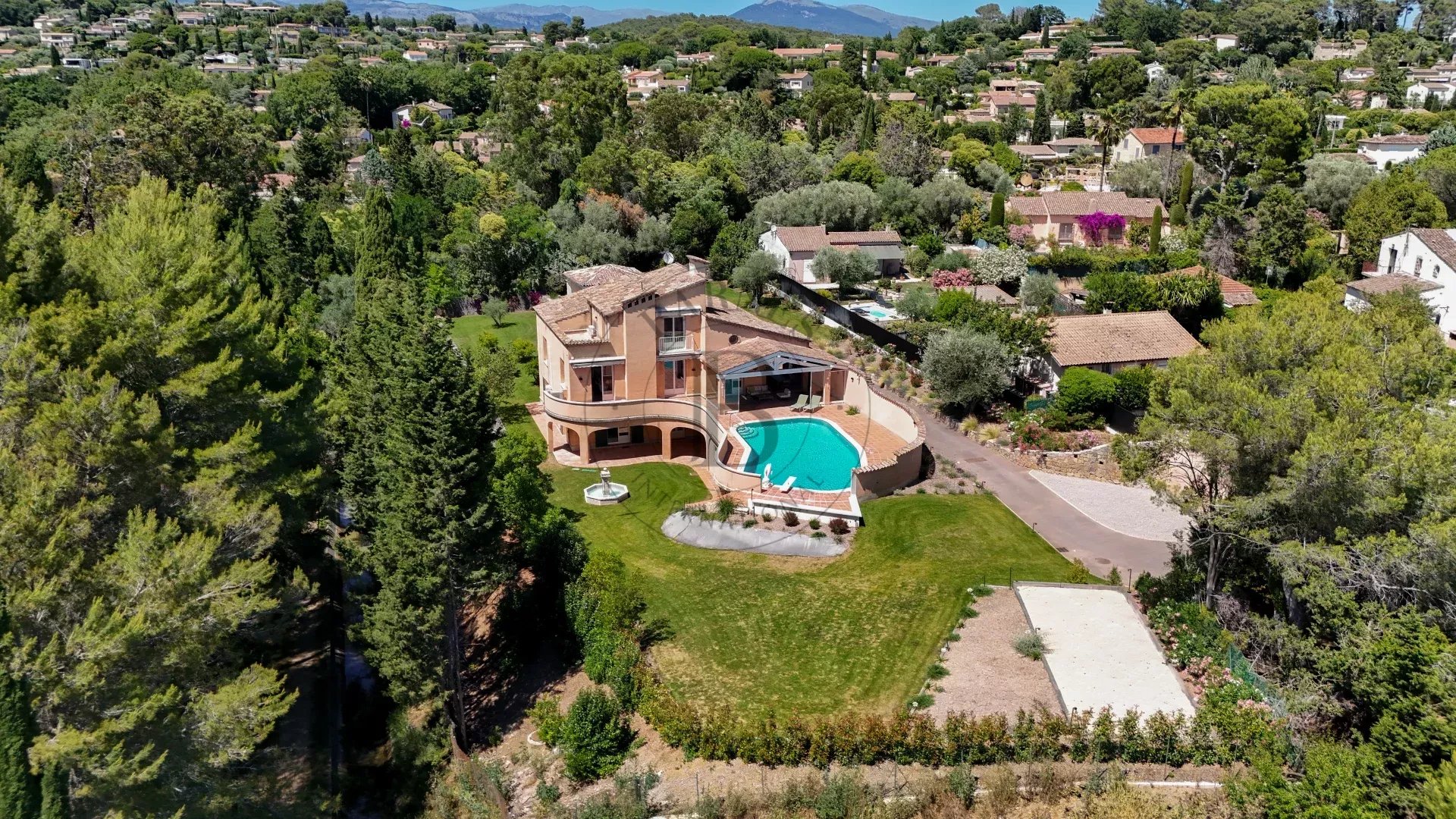 MOUGINS - GRANDE VILLA À PIED DES COMMERCES