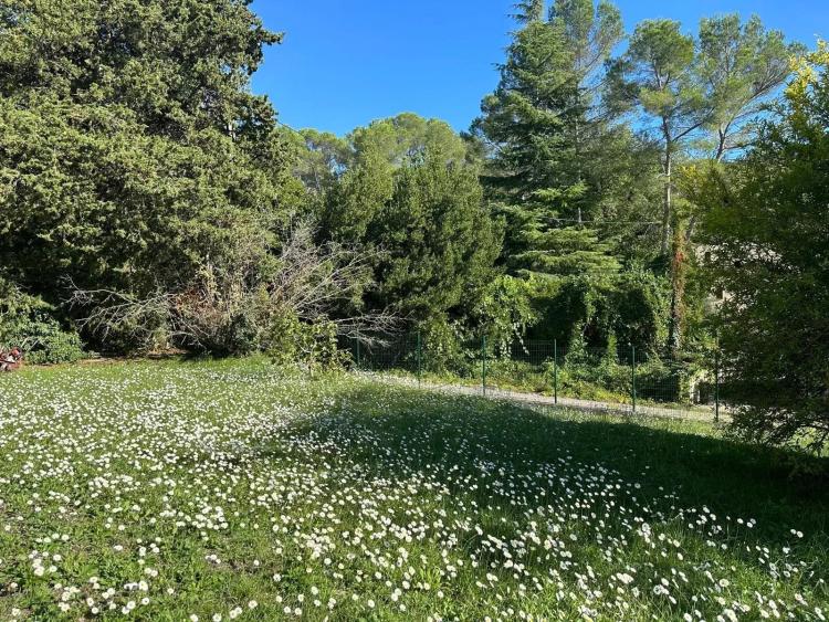 MOUGINS - TERRAIN CONSTRUCTIBLE - CALME ET VUE DÉGAGÉE