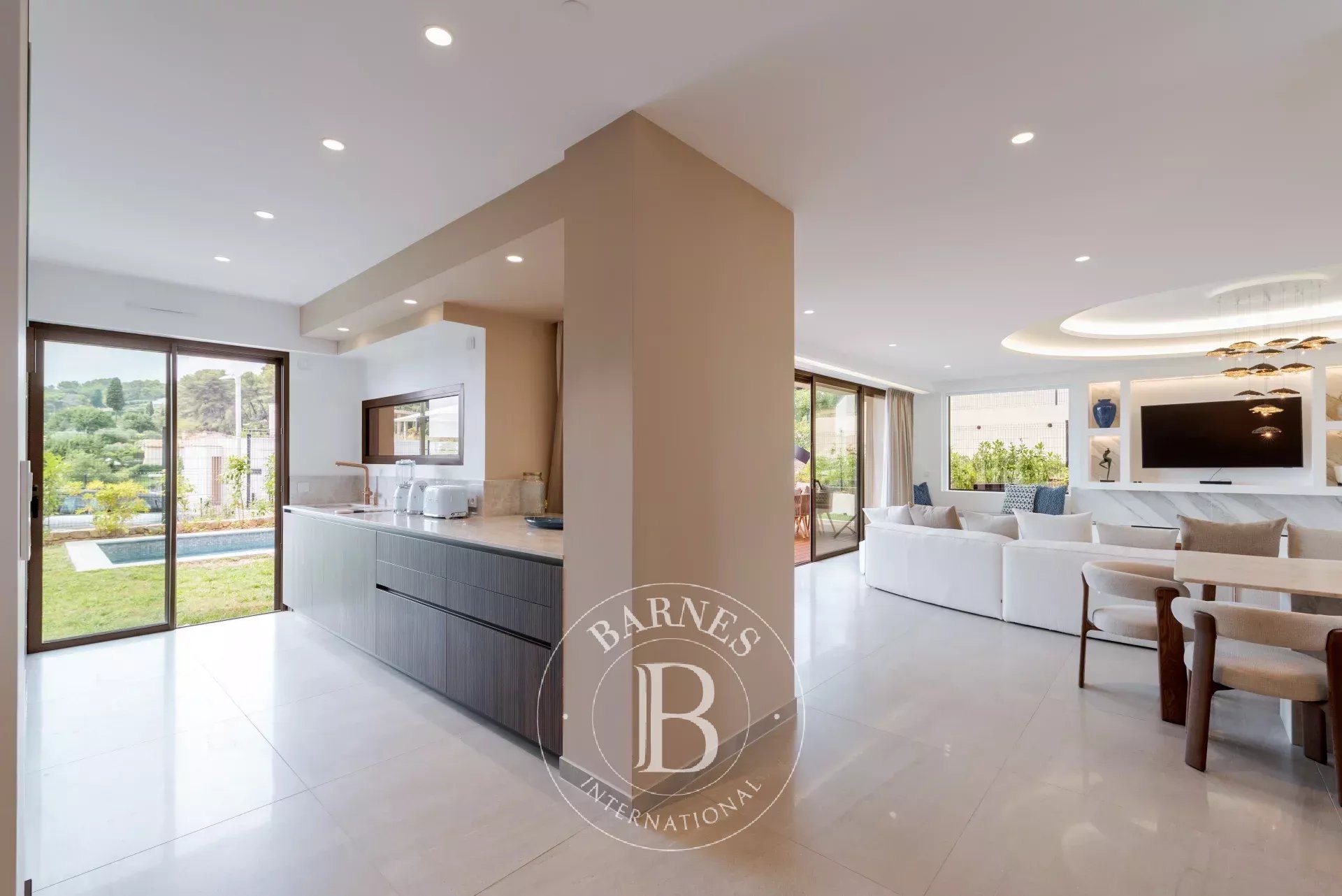 MOUGINS – VILLA CONTEMPORAINE – 5 CHAMBRES – VUE PANORAMIQUE