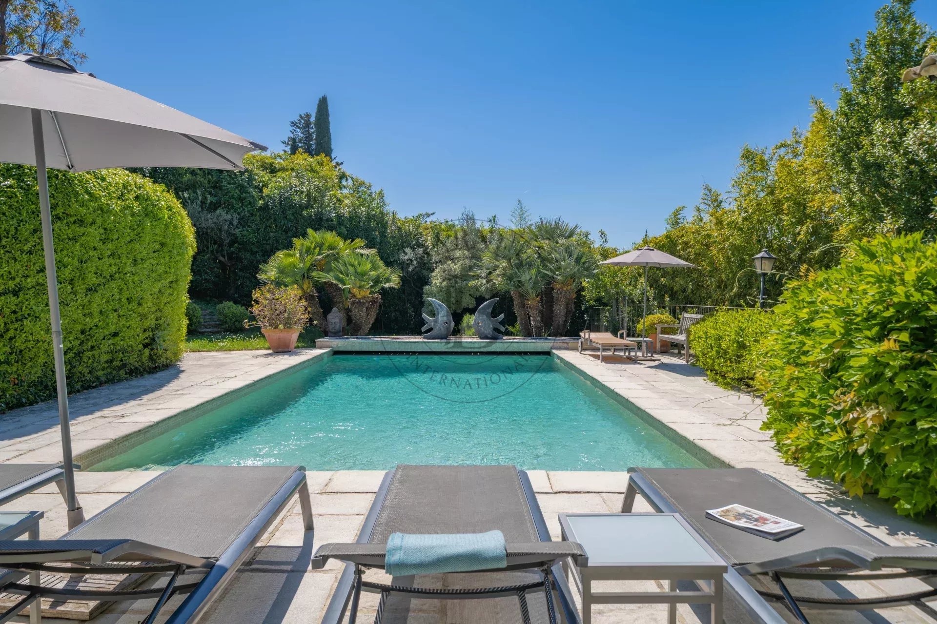 MOUGINS - VILLA PROVENCALE - A PIED DU VILLAGE
