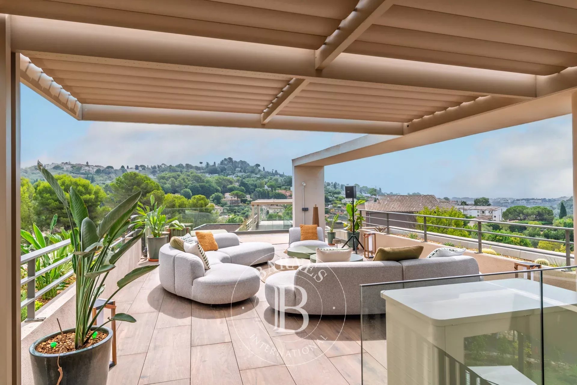MOUGINS – VILLA CONTEMPORAINE – 5 CHAMBRES – VUE PANORAMIQUE