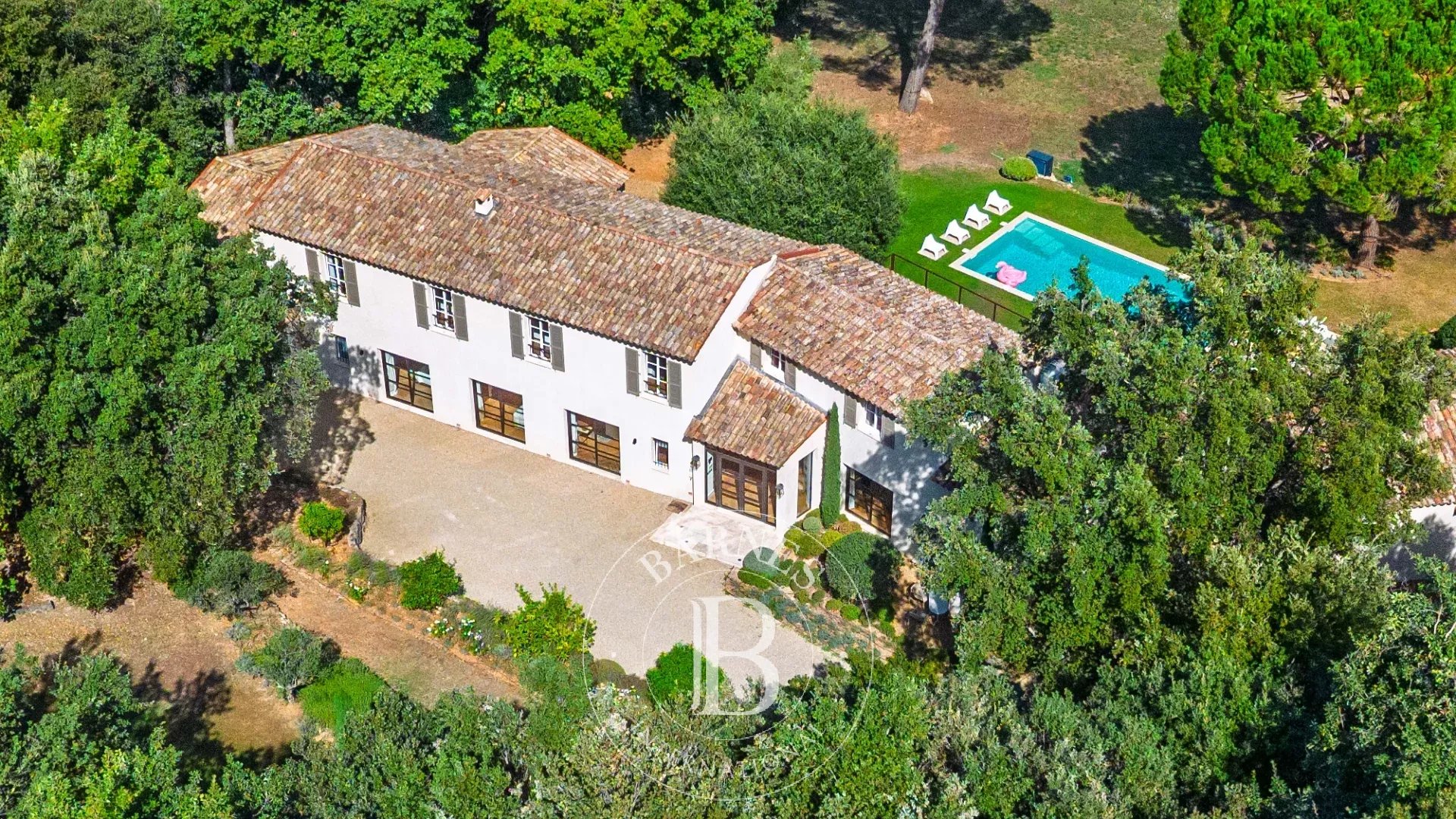 Valbonne, - Domaine fermé - 5 chambres en suite - Piscine - Appartement