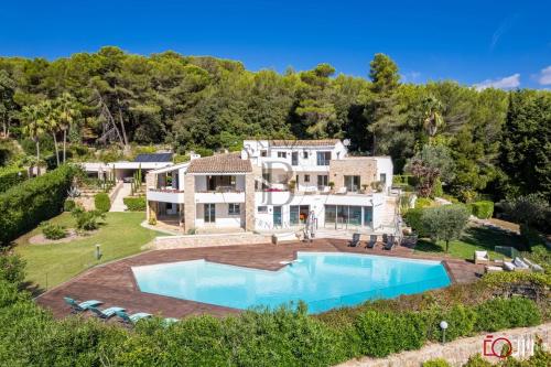 MOUGINS - VILLA DANS DOMAINE PRIVE - PISCINE ET TENNIS