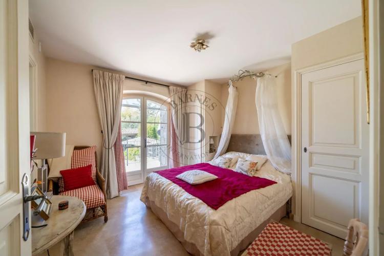 MOUGINS - VILLA PROVENCALE - A PIED DU VILLAGE