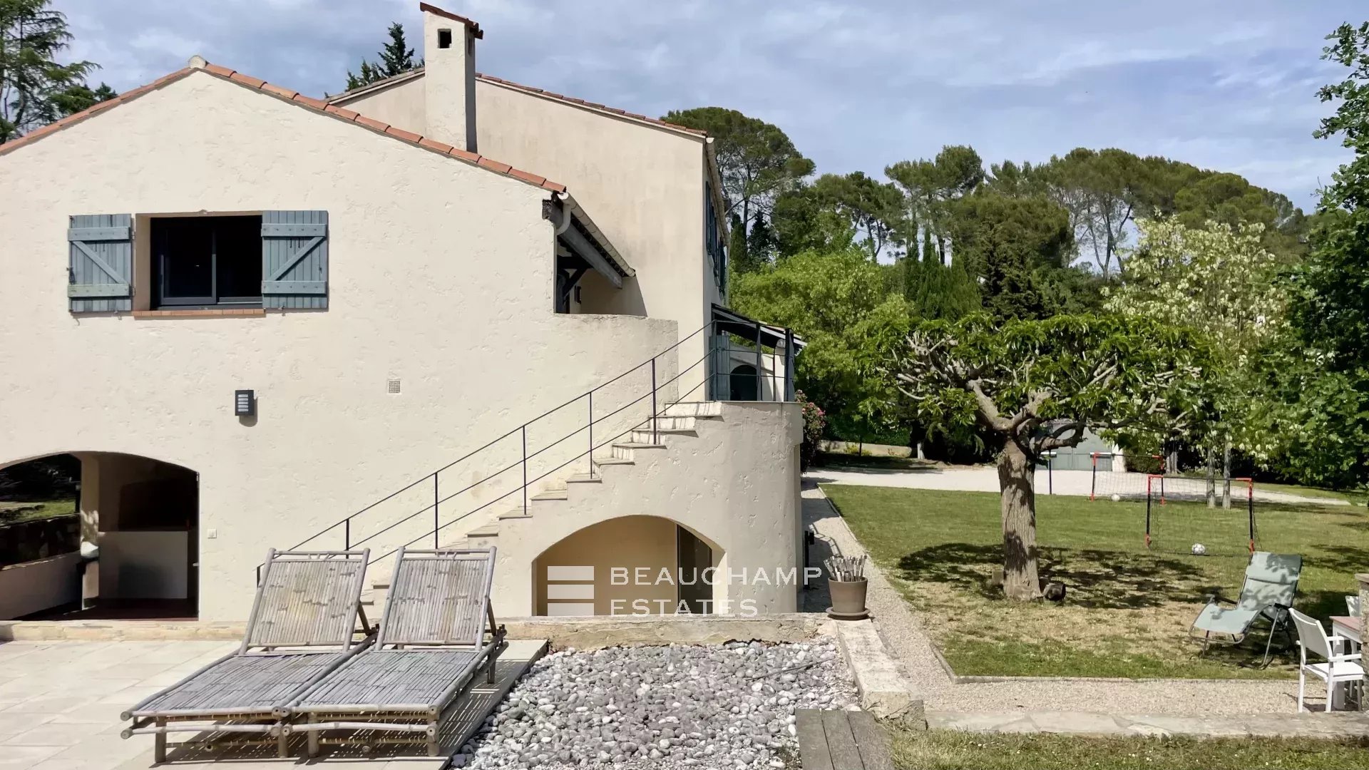 Villa familiale avec dépendance dans un domaine fermé – Tranquillité et espace