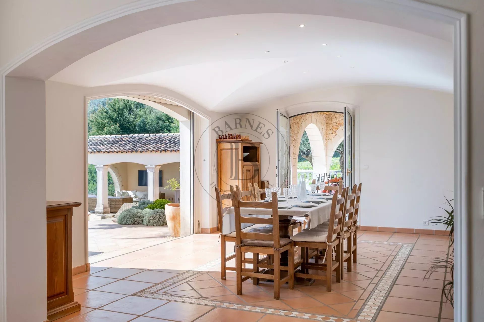 PROCHE MOUGINS - VILLA PROVENÇALE AVEC VUE MER ET COLLINES PANORAMIQUE