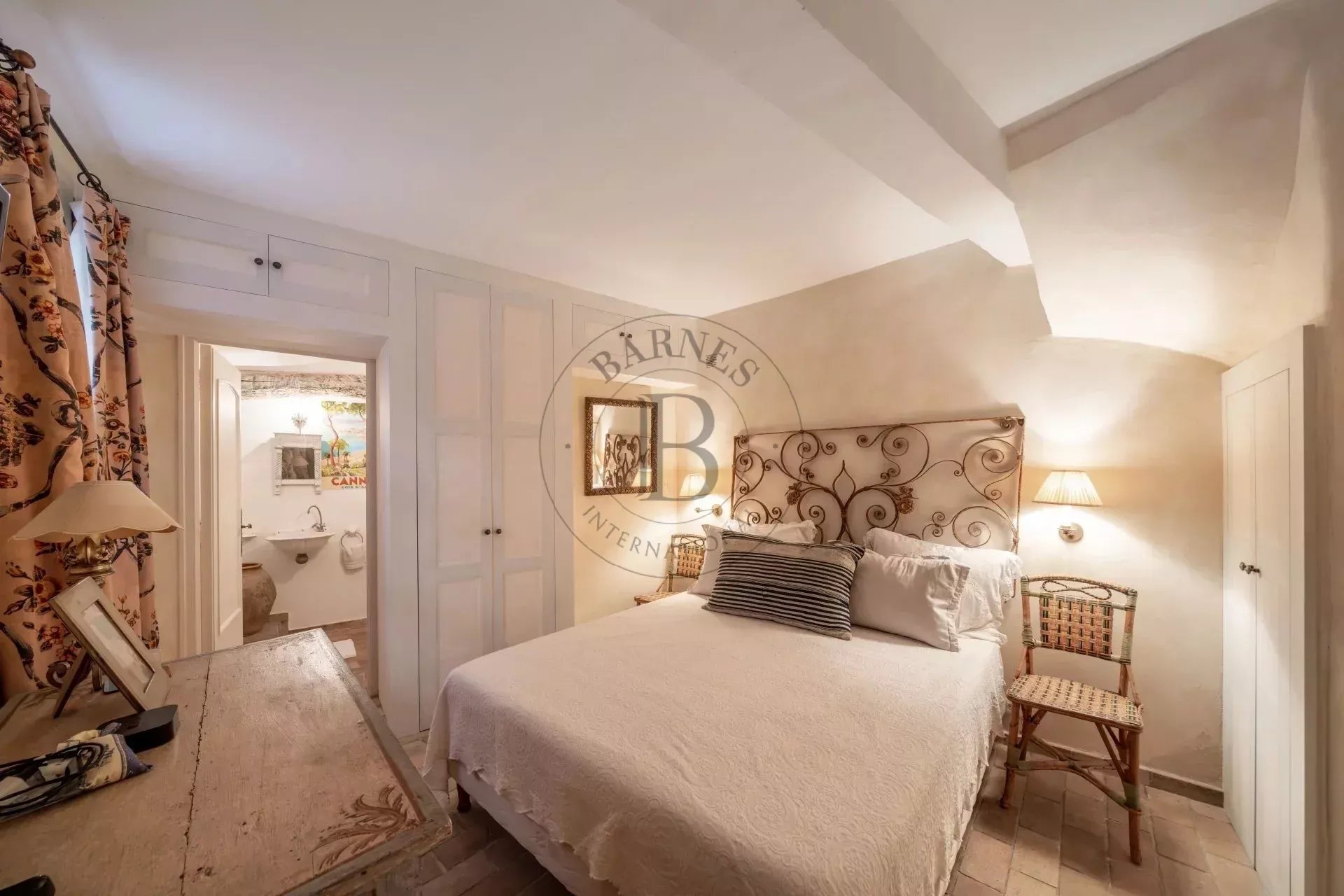 MOUGINS- MAISON DE VILLAGE- PROCHE DES COMMODITÉS