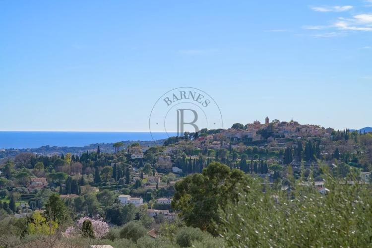 MOUGINS - DOMAINE AVEC BASTIDES PROVENÇALES - VUE VILLAGE ET MER