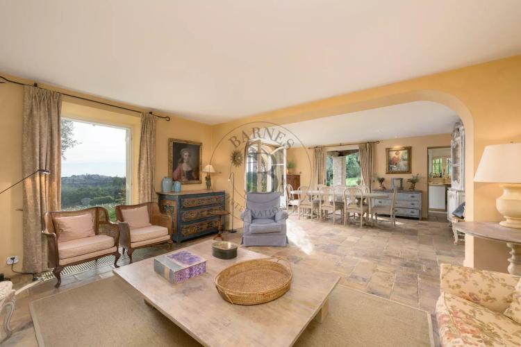 MOUGINS - DOMAINE AVEC BASTIDES PROVENÇALES - VUE VILLAGE ET MER