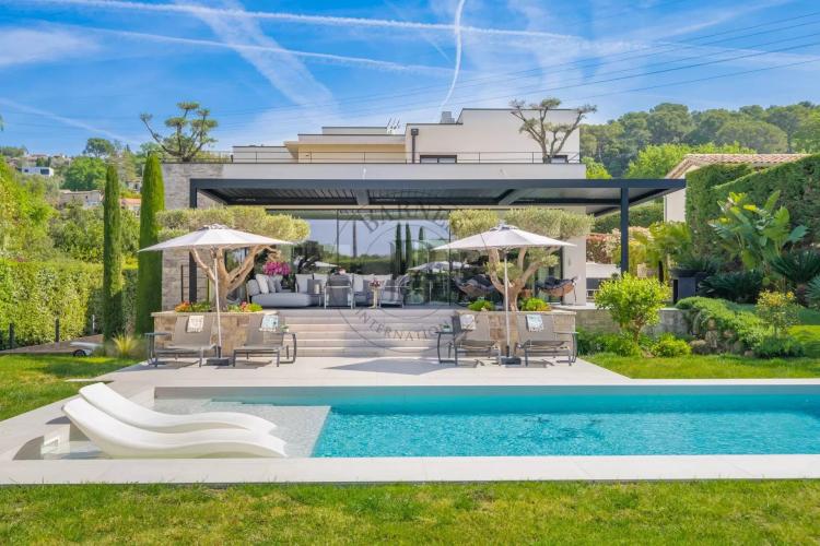 MOUGINS – SUPERBE VILLA MODERNE – DOMAINE FERMÉ