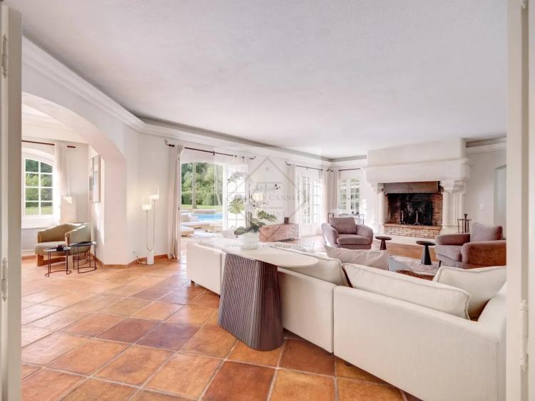 MOUGINS — VILLA D’EXCEPTION À LOUER À L’ANNÉE