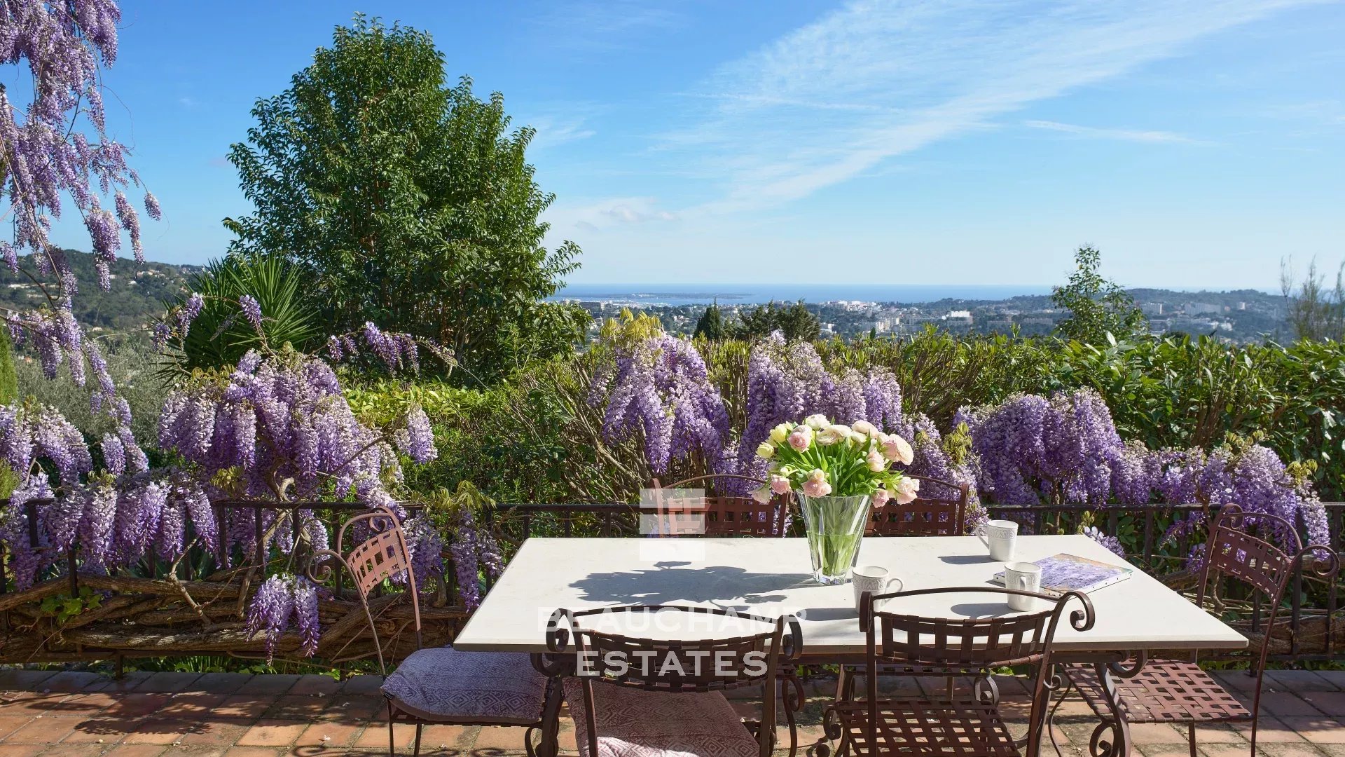 Bastide en pierre 6 chambres avec vue mer panoramique dans un domaine fermé à Mougins