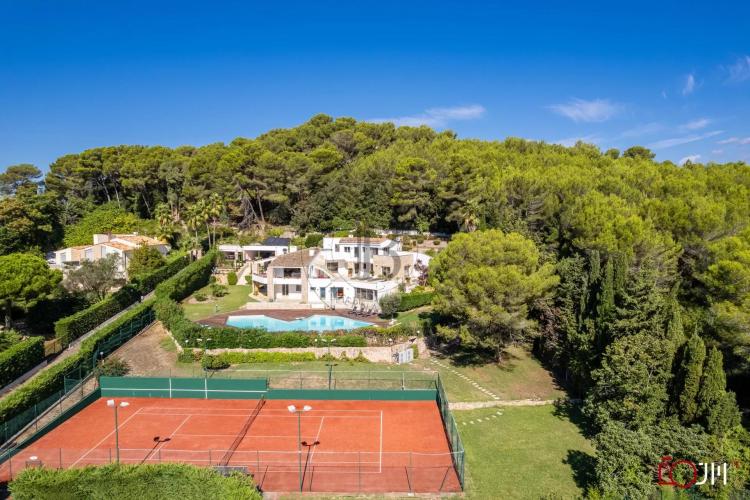 MOUGINS - VILLA DANS DOMAINE PRIVE - PISCINE ET TENNIS