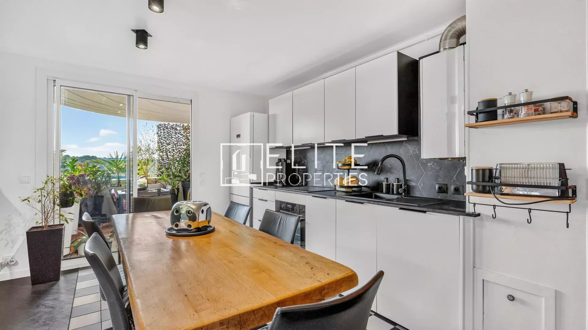 Appartement 3 pièces rénové avec terrasse — Dernier étage
