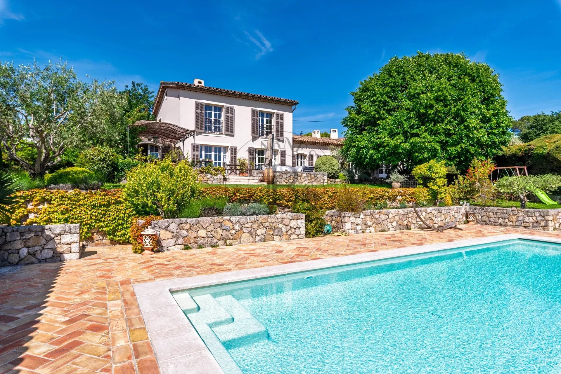 MOUGINS - VILLA DE CHARME - PISCINE - VUE VILLAGE ET APERCU MER