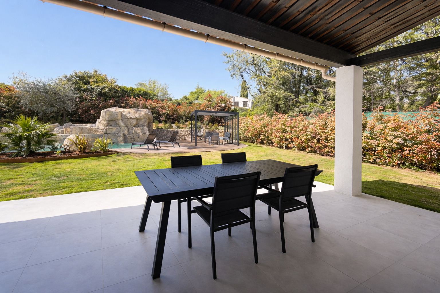 Roquefort-les-Pins – Villa rénovée de 208 m² avec piscine chauffée et jardin