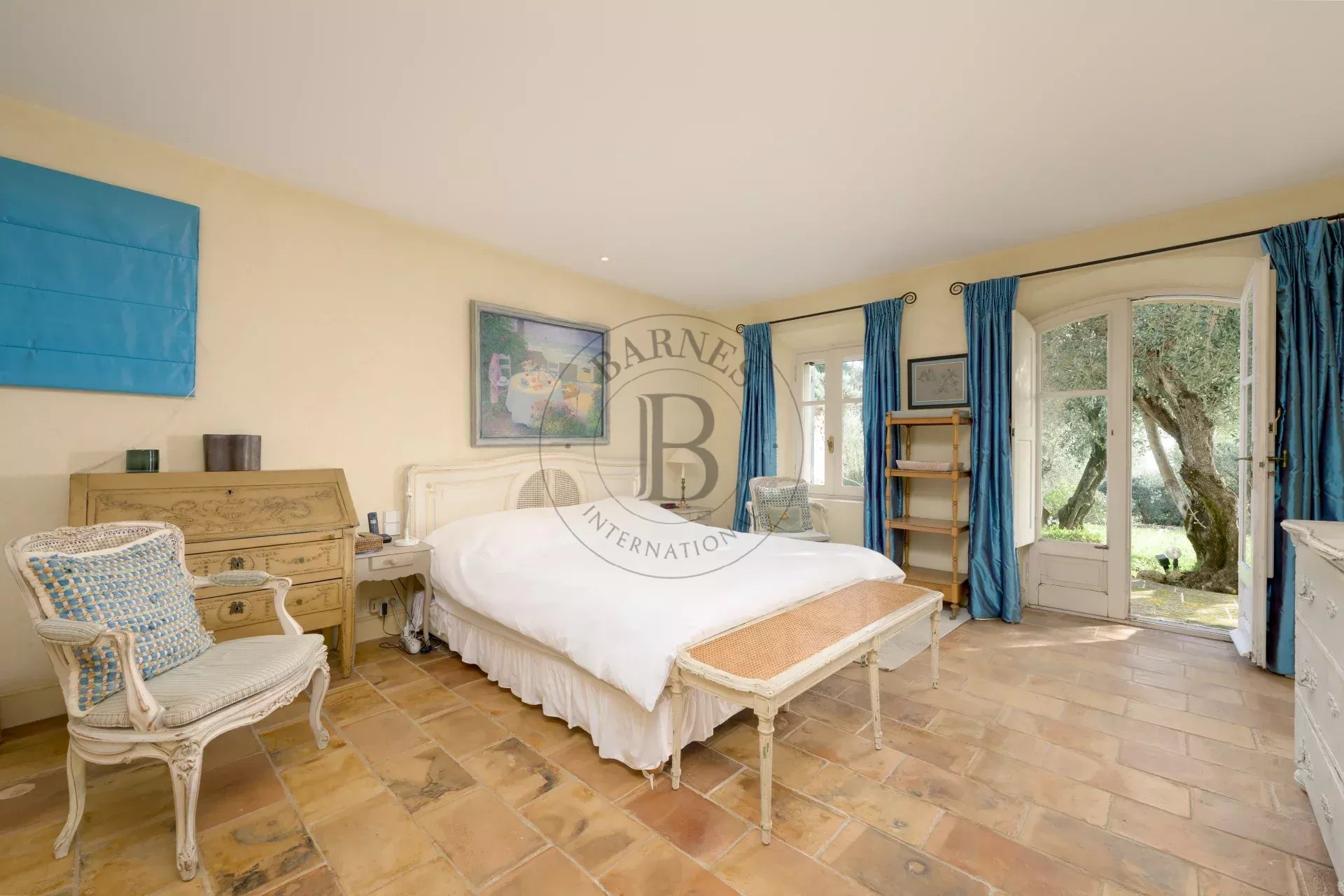 MOUGINS - DOMAINE AVEC BASTIDES PROVENÇALES - VUE VILLAGE ET MER
