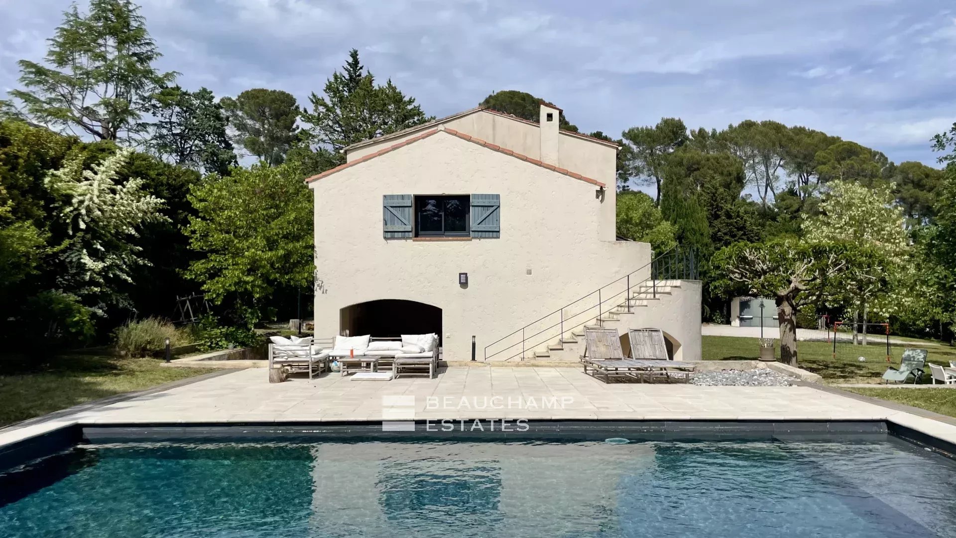 Villa familiale avec dépendance dans un domaine fermé – Tranquillité et espace