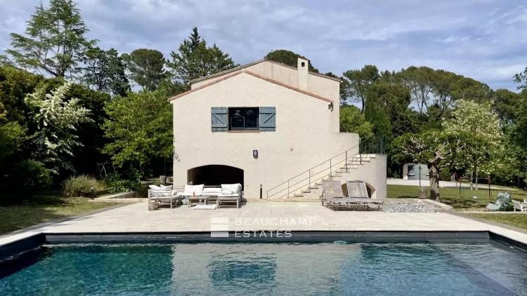 Villa familiale avec dépendance dans un domaine fermé – Tranquillité et espace